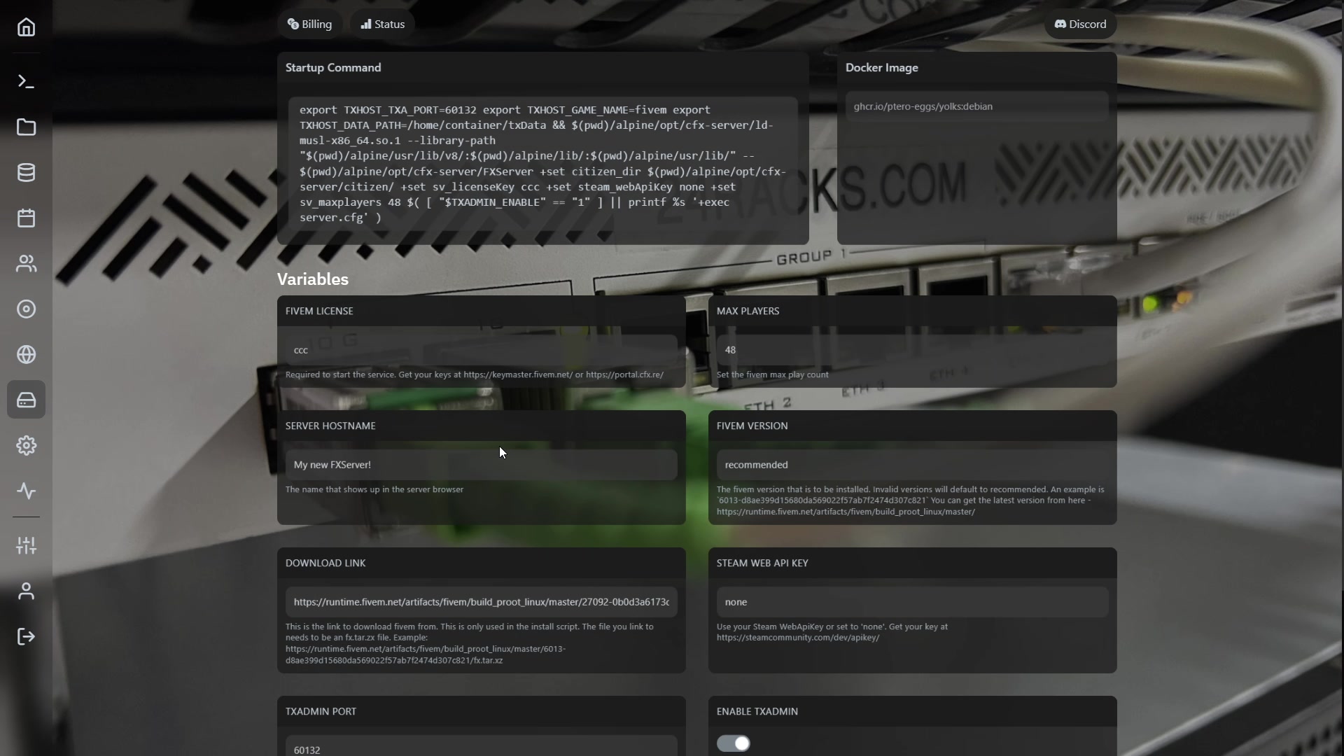 Sección Startup del panel mostrando las variables del servidor FiveM: FIVEM LICENSE, MAX PLAYERS, SERVER HOSTNAME, FIVEM VERSION y el campo DOWNLOAD LINK con una URL de artifacts